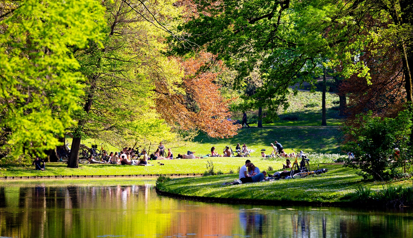 People sitting in citypark Rotterdam People sitting in citypark Rotterdam