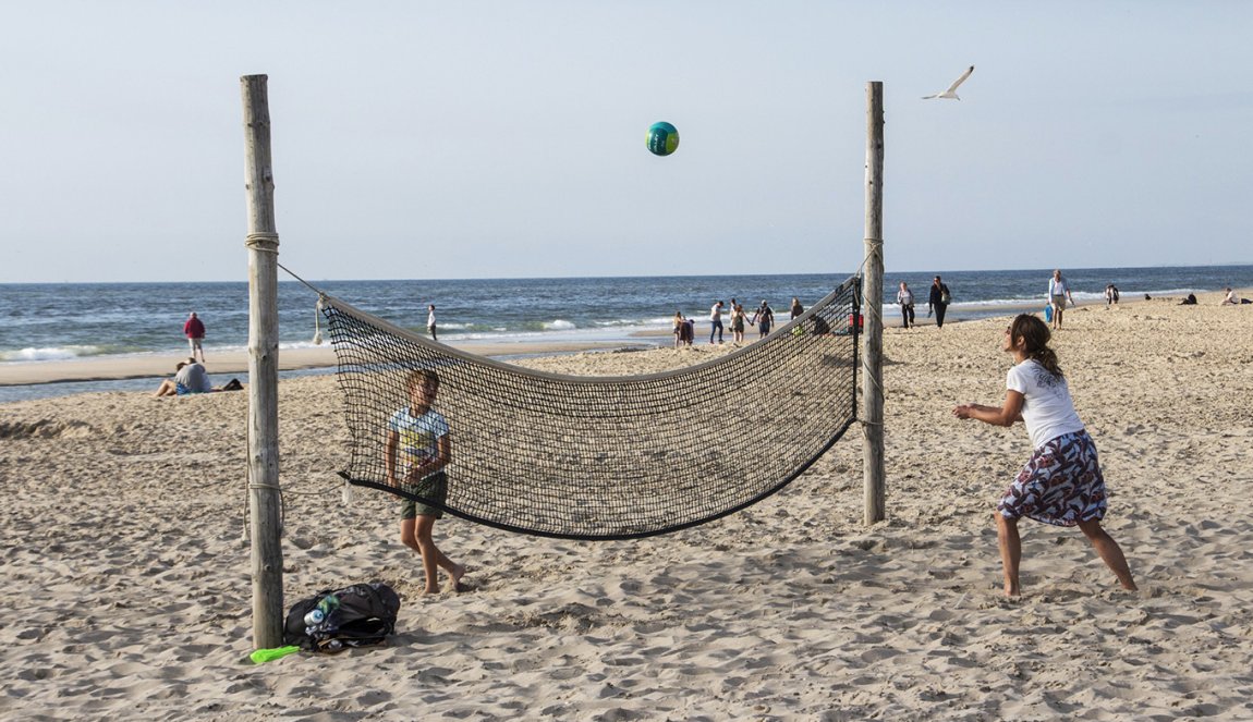 Play volleyball on the beach in Petten Play volleyball on the beach in Petten