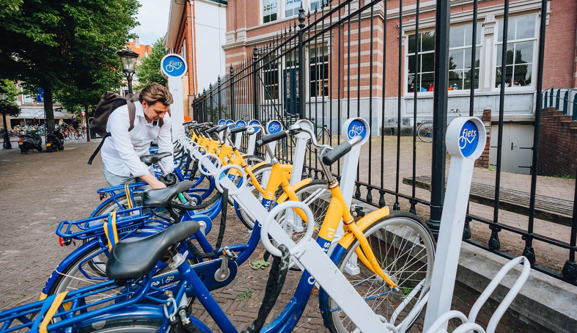 Cyclist locks up OV bike Utrecht Cyclist locks up OV bike Utrecht