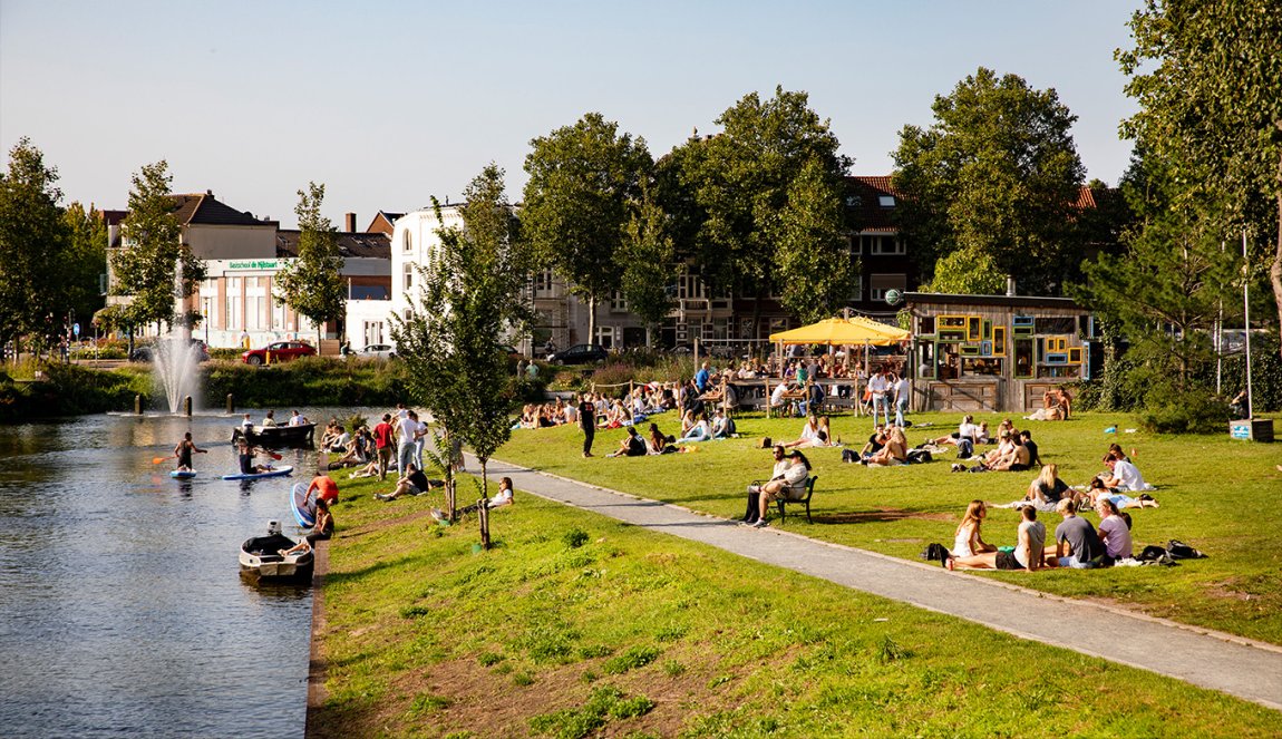 Utrecht Singel people picnicking Utrecht Singel people picnicking