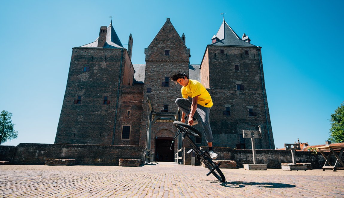 Sietse van Berkel stunts bikes in front of castle Sietse van Berkel stunts bikes in front of castle