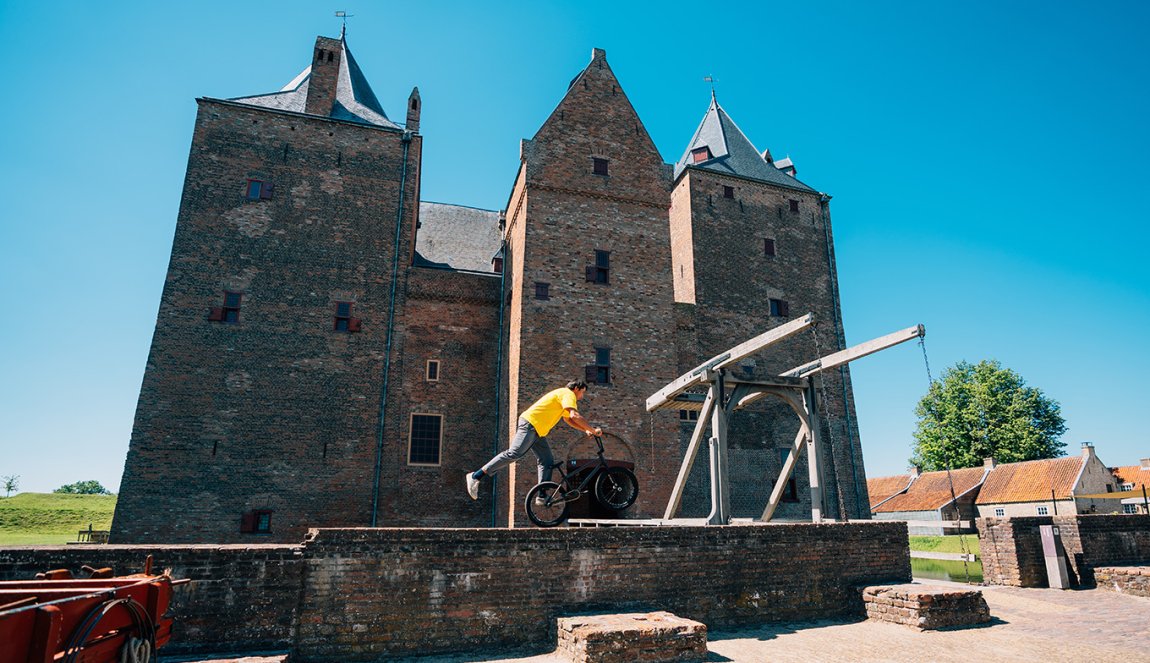 Sietse van Berkel stunts bikes on wall castle Sietse van Berkel stunts bikes on wall castle
