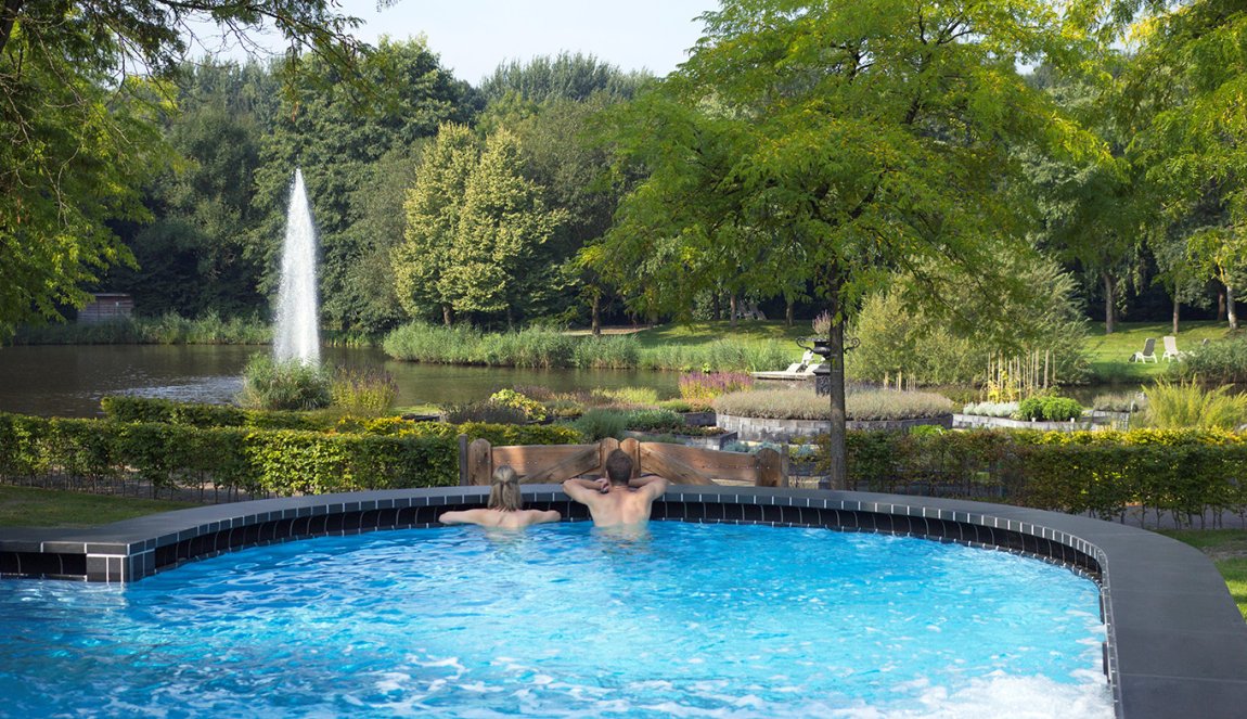 Couple relax in outdoor panaroma pool Thermen Bad Nieuweschans Couple relax in outdoor panaroma pool Thermen Bad Nieuweschans