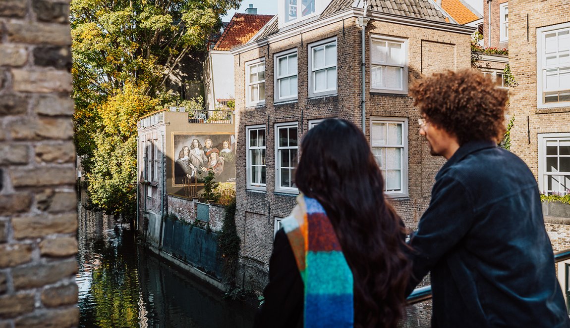 Dordrecht Lombardbrug couple looks at mural Dordrecht Lombardbrug couple looks at mural