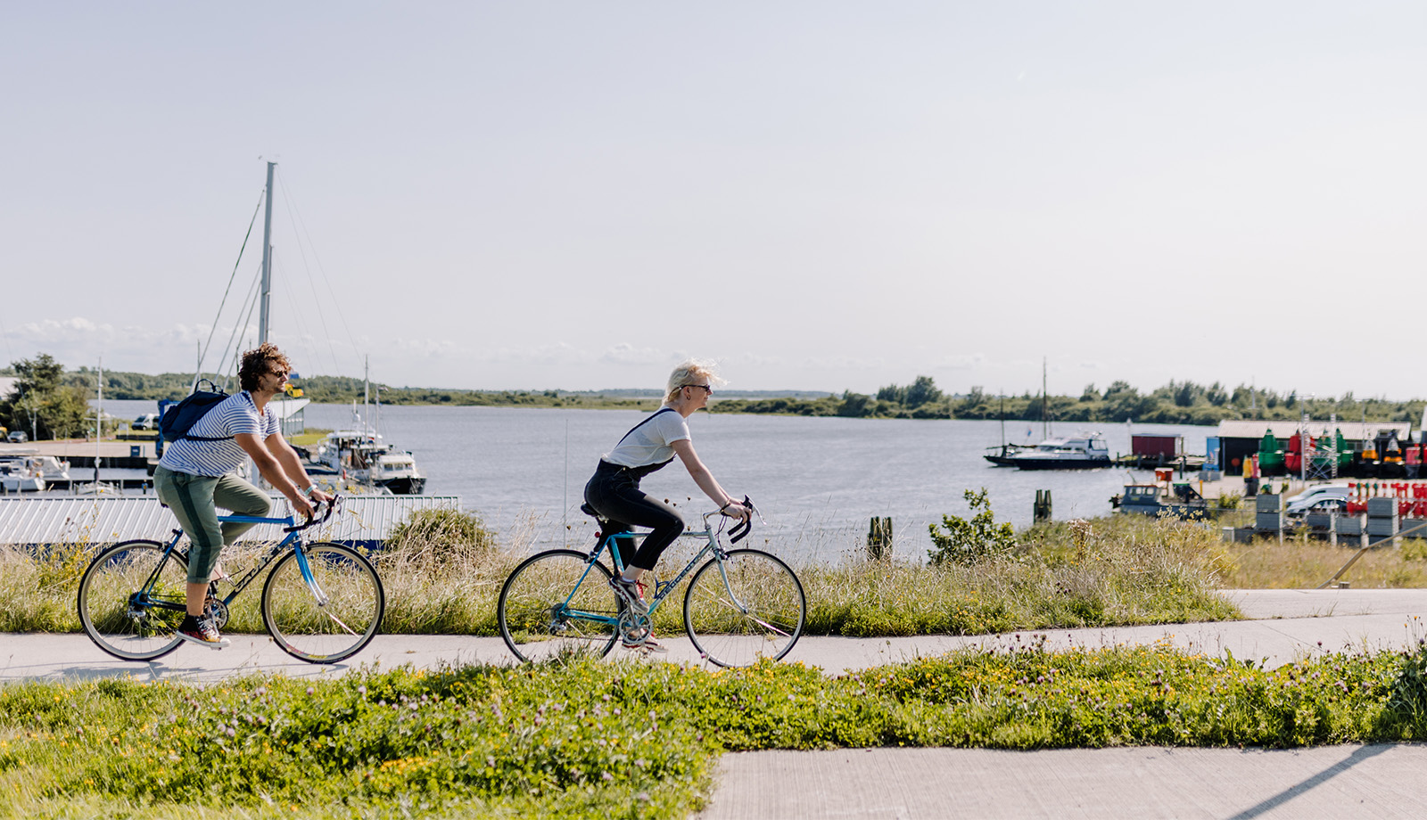 Couple bike along the Lauwersmeer Couple bike along the Lauwersmeer
