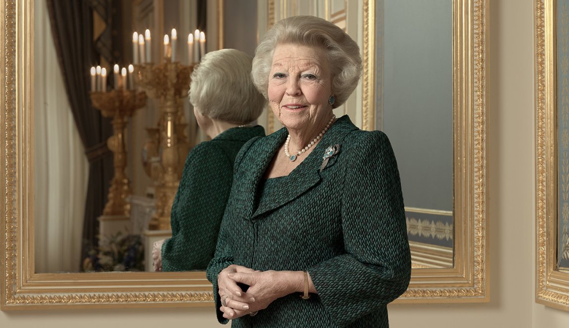 Prinsess Beatrix posing infront of a mirror Prinsess Beatrix posing infront of a mirror