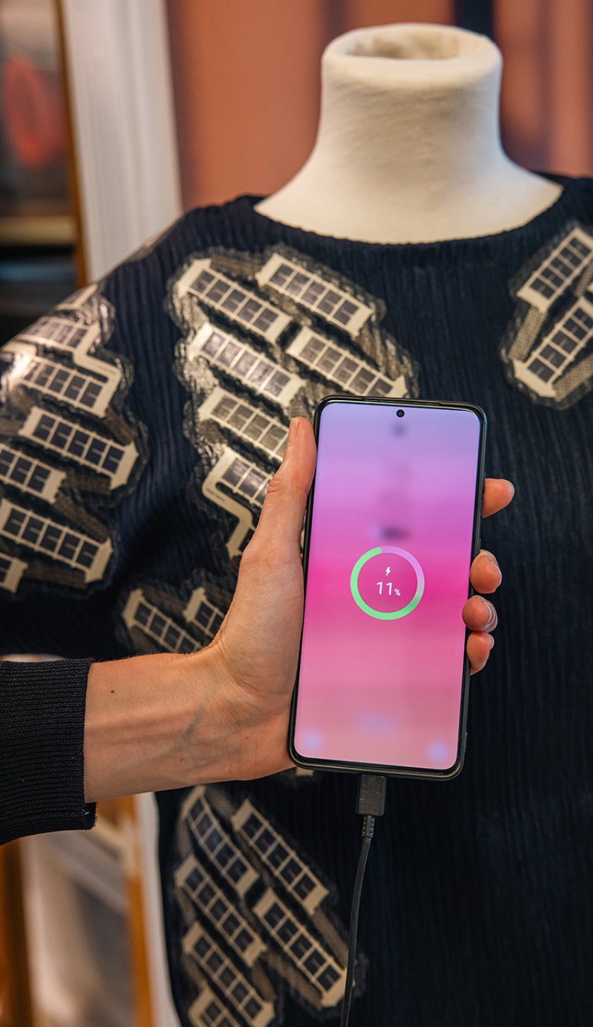 Pauline van Dongen phone charging via dress Pauline van Dongen phone charging via dress
